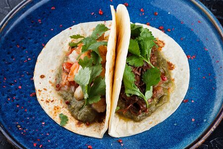 Дуэт тако с рваной говядиной и нежной креветкой