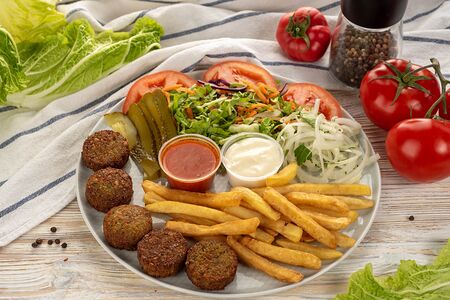 Донер с фалафелем в боксе