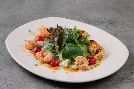 Салат из креветок с перцем чили и авокадо