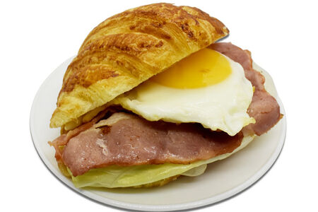 Круассан с беконом и яйцом