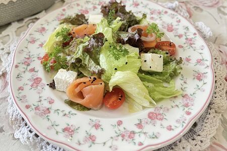 Салат с малосоленой сёмгой, фетой и соусом калонджи