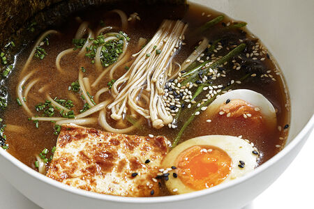 Суп Мисо-рамэн с лапшой и тофу