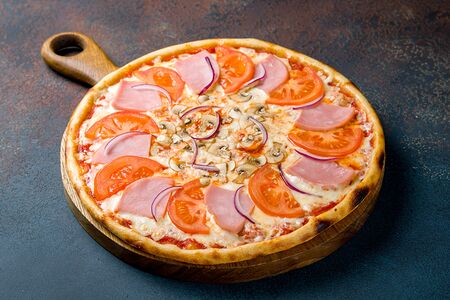 Пицца с ветчиной и грибами