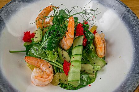 Легкий салат с креветками и авокадо