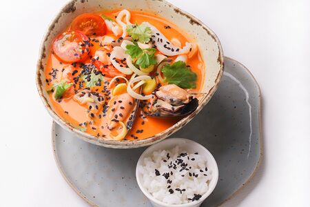 Том ям с морепродуктами