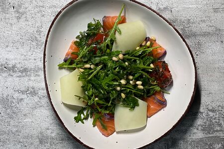 Салат с лососем и медовыми томатами