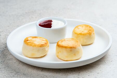 Сырники со сметаной и джемом