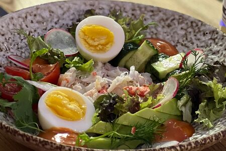 Салат с крабом, авокадо и соусом руй