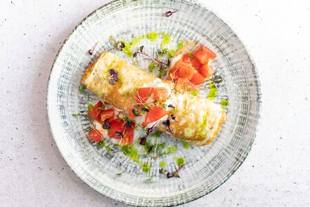 Омлет со страчателлой и сальсой из томатов