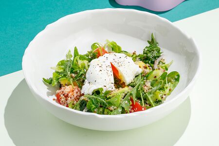 Салат с киноа и яйцом пашот