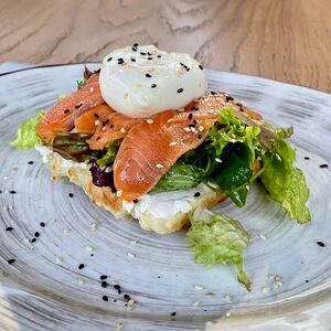 Картофельная вафля с лососем и яйцом пашот