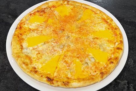 Пицца четыре сыра на красном соусе