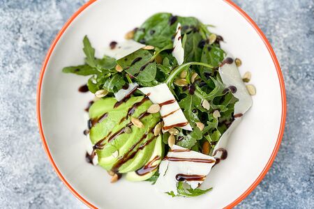 Салат зеленый с пармезаном, авокадо и бальзамиком