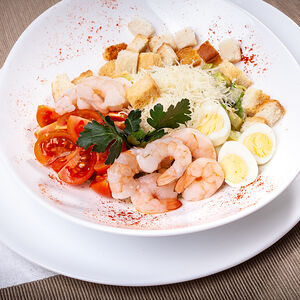 Салат Цезарь с королевскими креветками