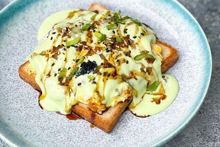 Бриошь со скрэмблом, угрем и соусом сладкий васаби