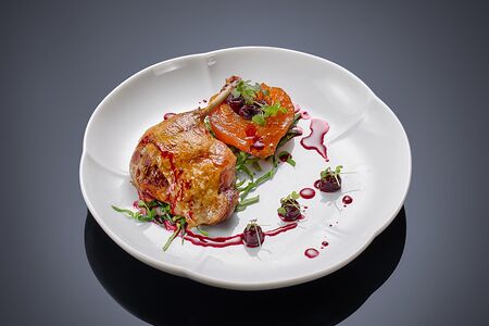 Утиная ножка конфи с карамельной грушей