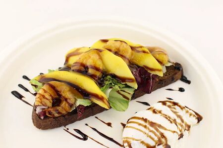 Брускетта с креветками и манго