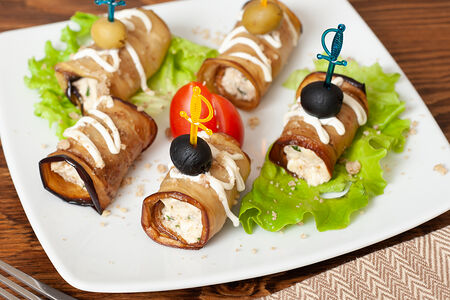 Рулетики из баклажан