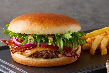 Бургер с картофелем фри и сырным соусом