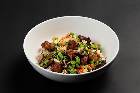 Вок с цыпленком на рисе