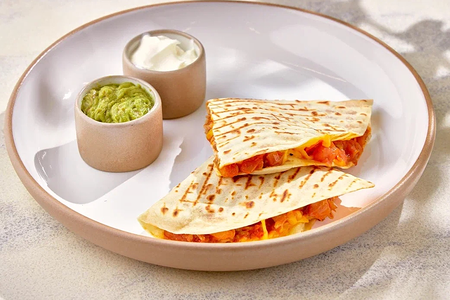 Кесадилья с индейкой и соусом гуакамоле
