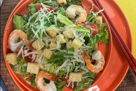 Салат Цезарь с креветками