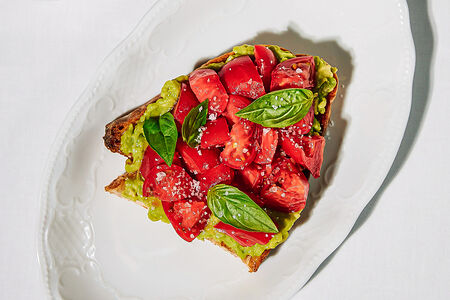 Брускетта с томатами и авокадо