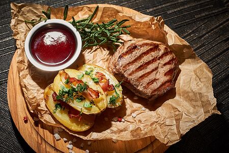 Филе миньон с картофельными дольками