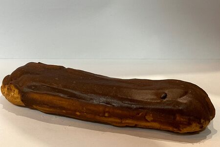 Эклер шоколадный