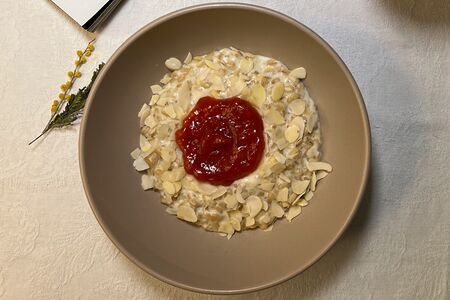 Овсяная каша на кокосовом молоке с конфи и ореховыми лепестками