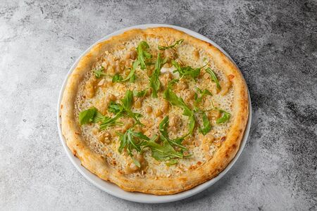 Пицца с грушей и горгонзолой