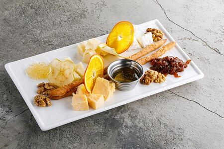 Фермерские сыры с гриссини, медовой икрой и вареньем из инжира