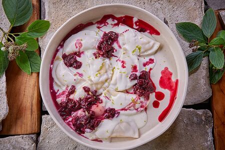 Вареники с творогом и вишней конфи