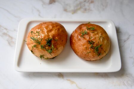 Пампушка с зеленью и чесноком