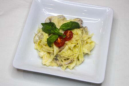 Паста с курицей и грибами