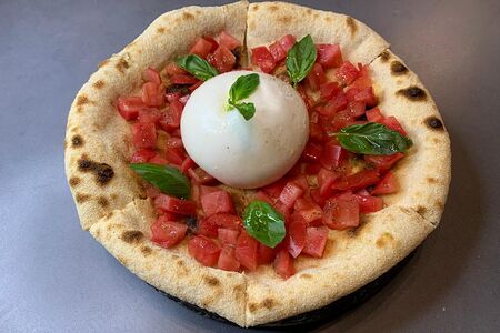 Фокачча с томатами и бурратой