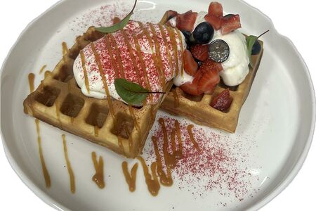 Д Венские вафли с кремом юду, ягодами и мороженым