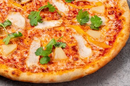 Пицца с курицей и ананасом
