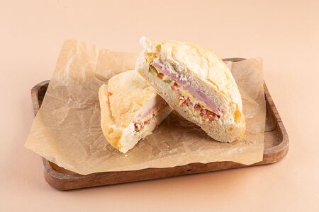 Чиабатта с ветчиной и медово-горчичным соусом