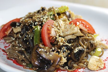 Соба с куриным филе и овощами