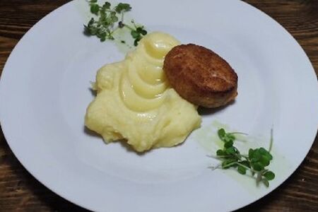 Детская куриная котлета с картофельным пюре