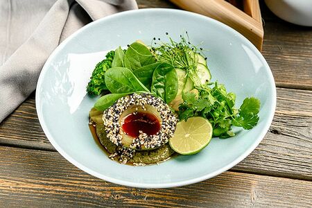 Большой зеленый с авокадо на гриле