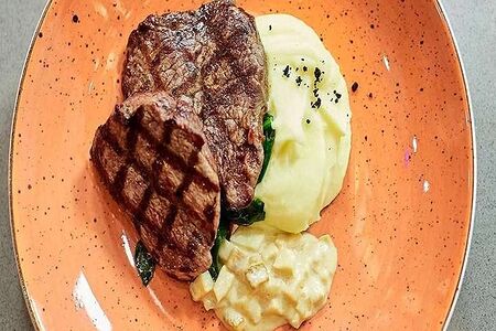 Медальоны с соусом из белых грибов