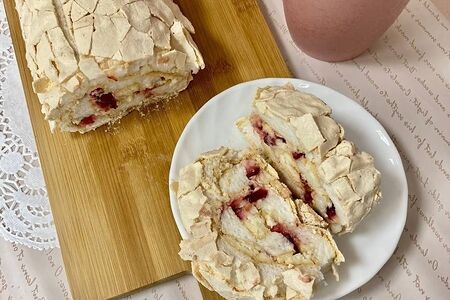 Меренговый рулет с клубникой