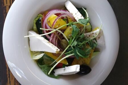 Салат из свежих овощей с сыром фета