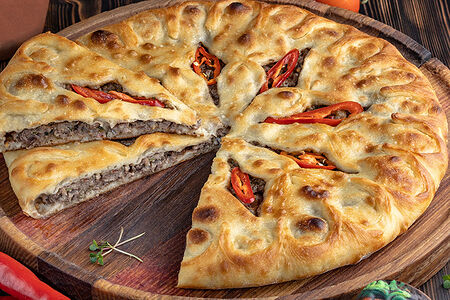 Пирог острый с рубленной говядиной и грибами, большой