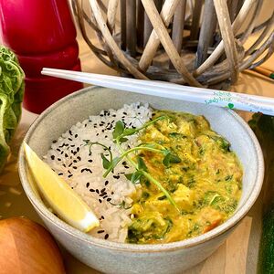 Курица карри с рисом и шпинатом