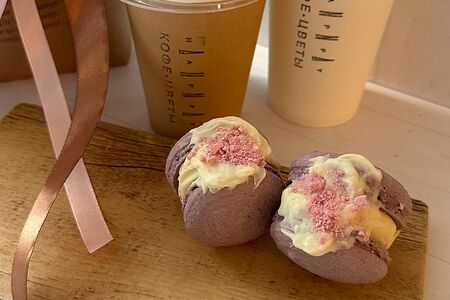 Макарон Лавандовый пломбир с черной смородиной