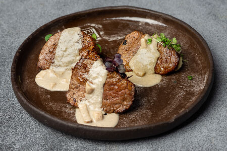 Медальоны из телятины с картофельным пюре и соусом из грибов