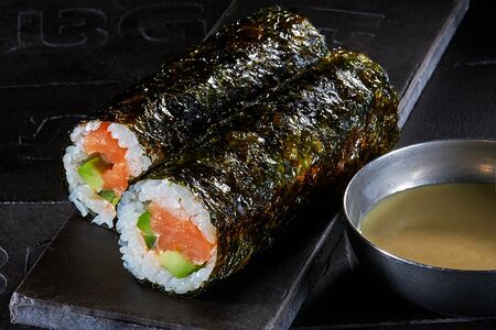 Хенд-ролл с лососем